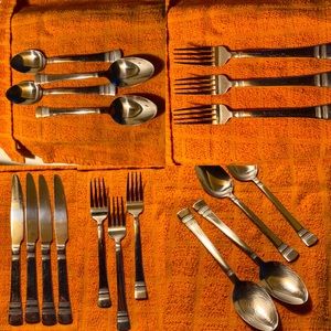 18 pieces- Set of Silverware with Organizer